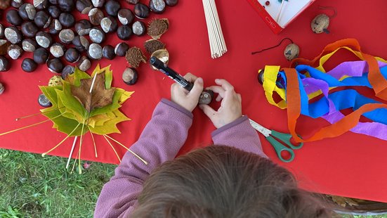 Die kleinen Gäste bastelten mit Begeisterung bunte Kronen und Figuren aus Blättern und Kastanien. 