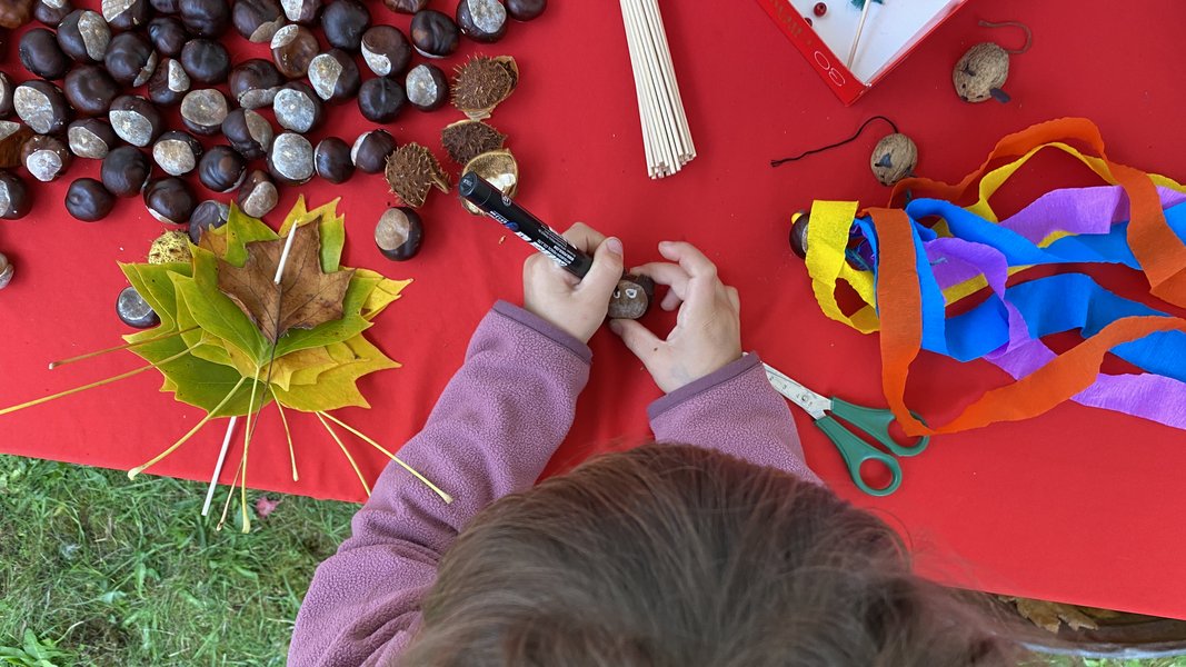 Die kleinen Gäste bastelten mit Begeisterung bunte Kronen und Figuren aus Blättern und Kastanien. 
