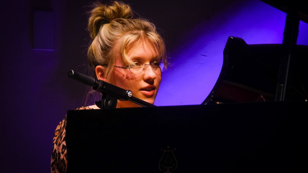 Benita und Marie begleiteten sich selbst am Klavier.