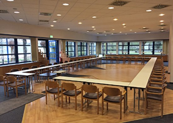 Innenaufnahme des großen Saals im Tagungshaus Hermannswerder Innenaufnahme des großen Saals im Tagungshaus Hermannswerder