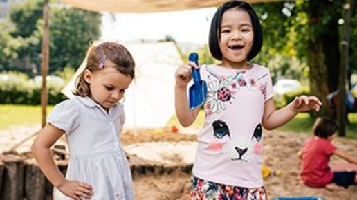 Kinder spielen im Sandkasten