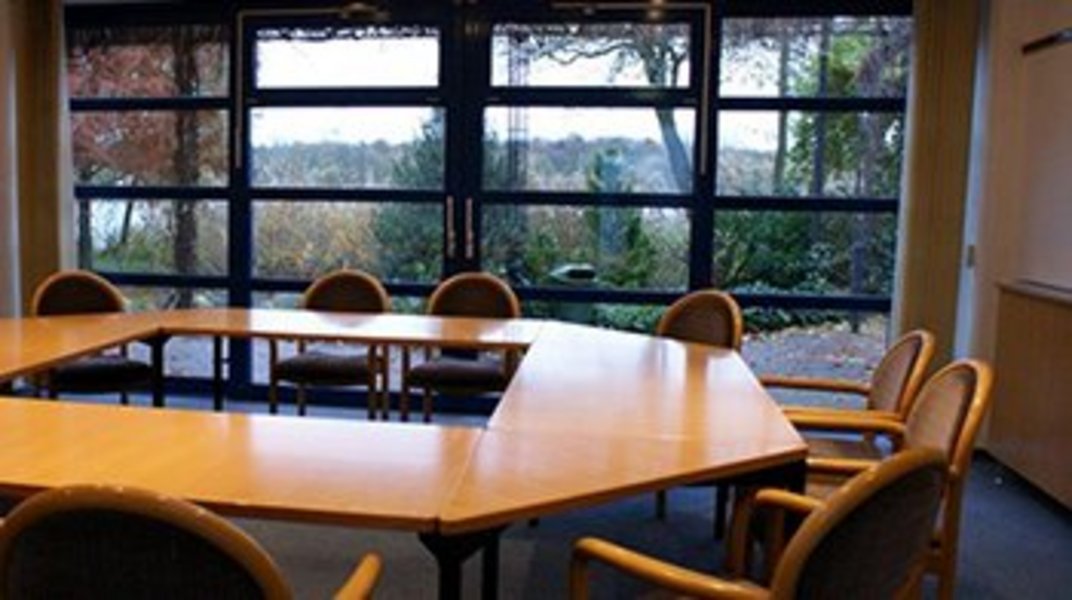 Stühle und Tisch im Raum Eiche/Kastanie im Tagungshaus