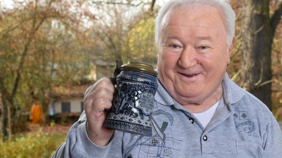 Manfred Nebel mit einem Bierkrug