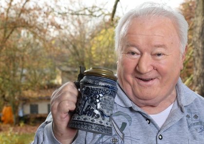 Manfred Nebel mit einem Bierkrug