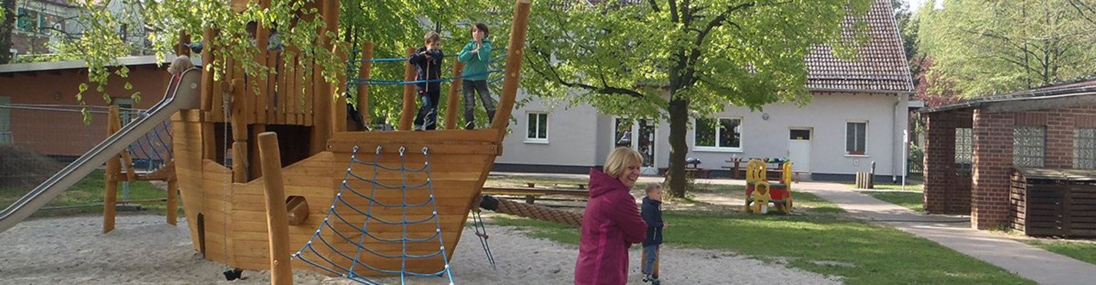 Evangelische Kita Arche Noah Außenaufnahme - Holz Arche