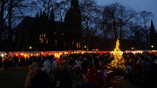 Marktstände vor der Kirche im Dunkeln