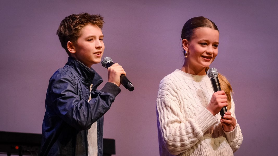 Die Musikwerkstatt des Evangelisches Gymnasiums Kleinmachnow überraschte mit zwei jungen Sänger*innen des 7. Jahrgangs.