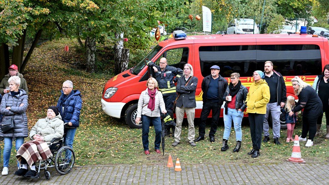 Die Gäste werden begrüßt.