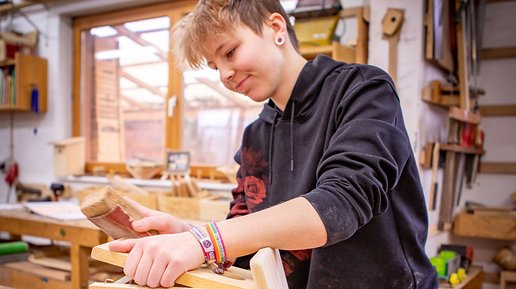 Jugendhaus OASE Schüler arbeitet in Werkstatt des Jugendhaus OASE