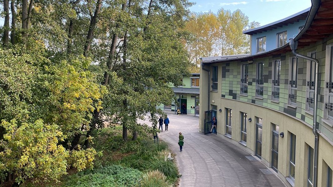 Blick aus dem Schulgebäude oberhalb des Haupteingangs nach rechts