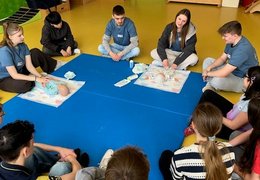 Die Jugendlichen üben das Wickeln mit sogenannten Pflegebabys - Puppen für die Ausbildung.