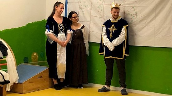 Der Prinz und zwei Zofen