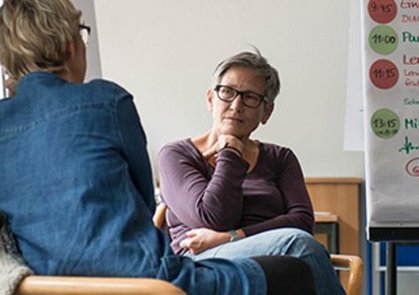 Zwei Frauen im Gespräch