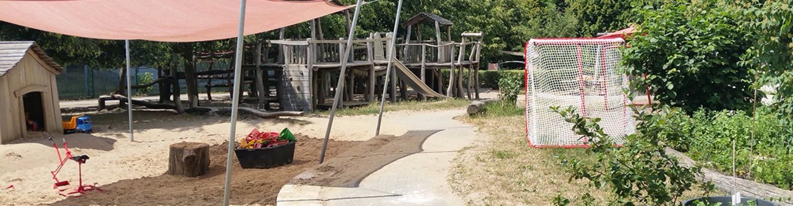 Sandkasten und Fußballplatz