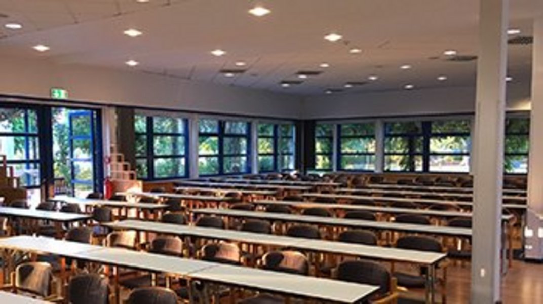 Innenaufnahme des großen Saals im Tagungshaus Hermannswerder Innenaufnahme des großen Saals im Tagungshaus Hermannswerder
