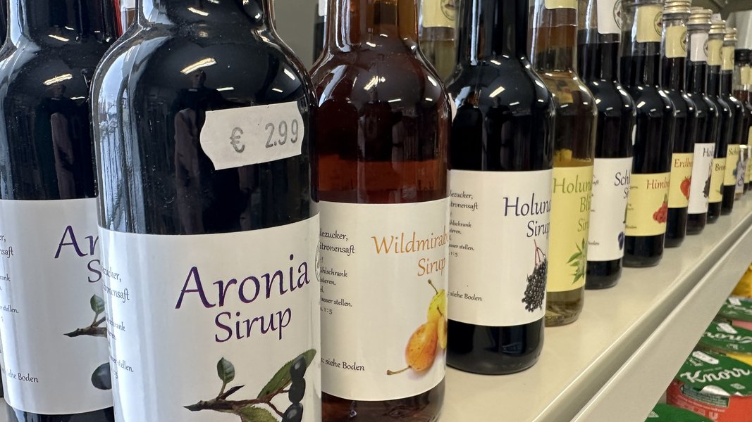 Ein feines Angebot an Getränken von Limonade, Wasser, Säften, Sirup bis zu regional Gebrautem