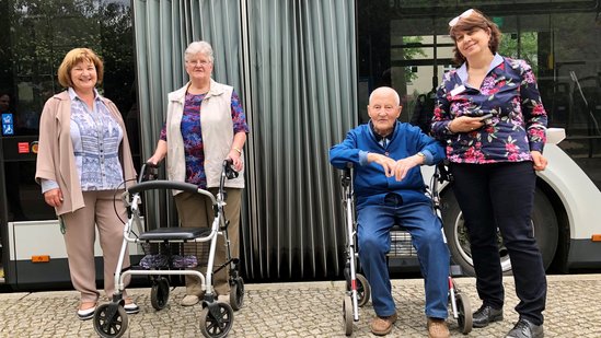 Gruppenbild der Teilnehmenden vor dem Bus