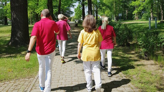 Team im Park auf dem Weg zur Arbeit