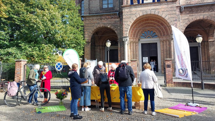 Besucherinnen und Besucher informieren sich über die Arbeit des Hospiz- und Palliativberatungsdienstes Potsdam.