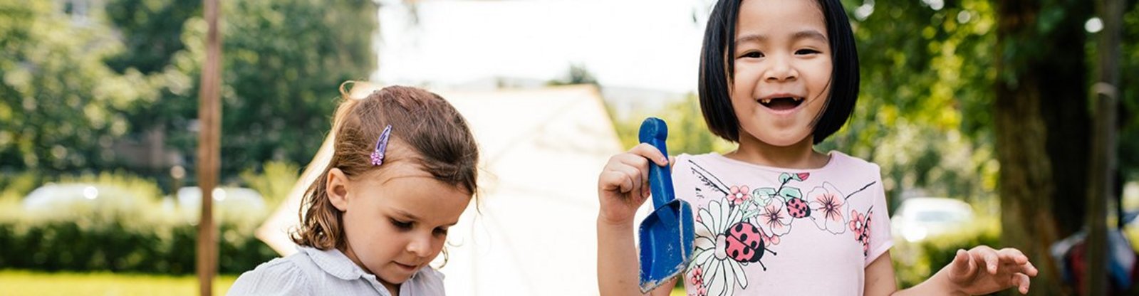 Kinder spielen im Sandkasten
