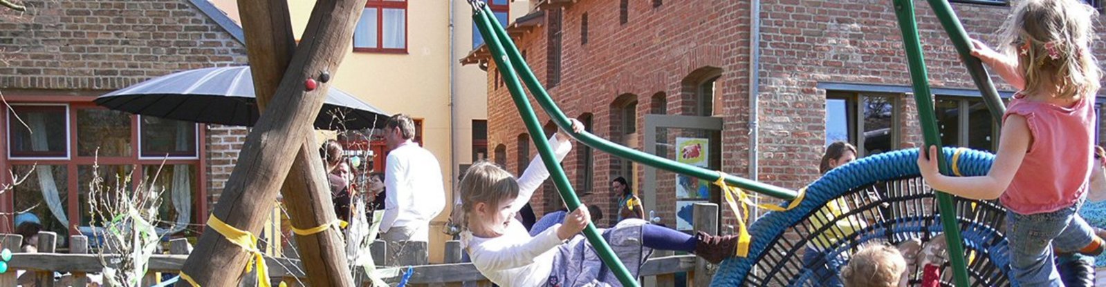 Kinder beim spielen auf der Schwingschaukel