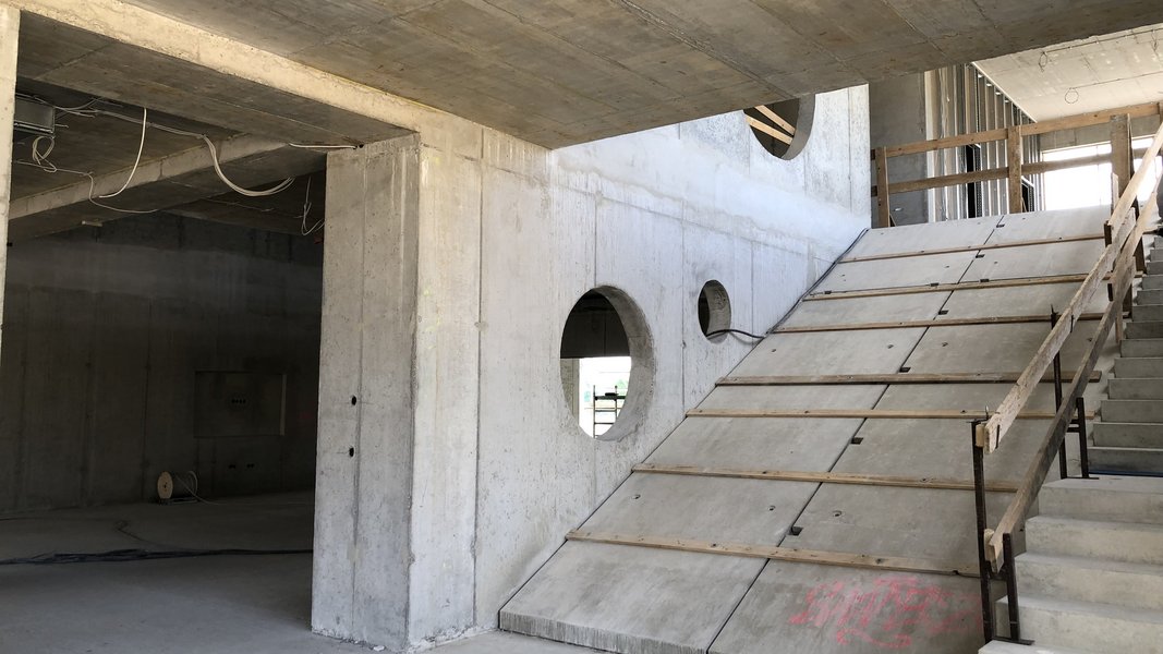 Man sieht eine Rampe, auf der die Kinder Klettern können, und eine Treppe.
