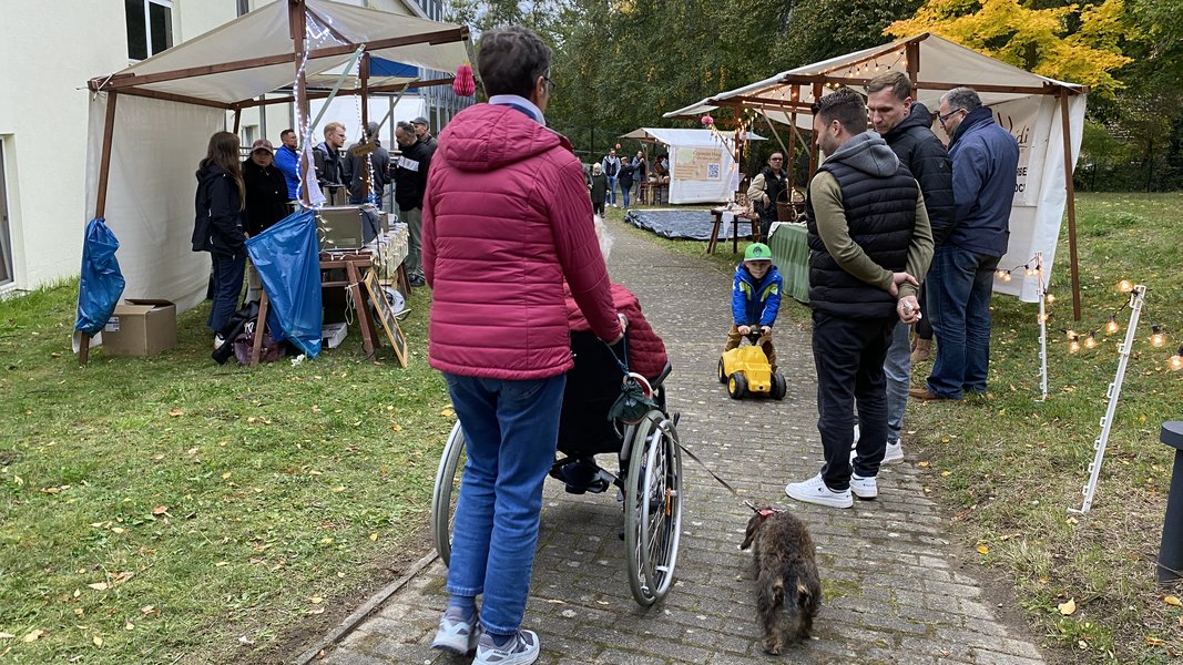 Bewohnerinnen und Bewohner erkundeten mit ihren Angehörigen das Marktangebot.