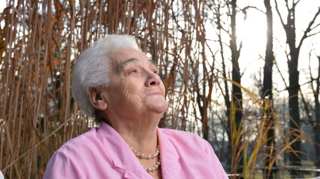 Sieglinde Hartung schaut in den Himmel