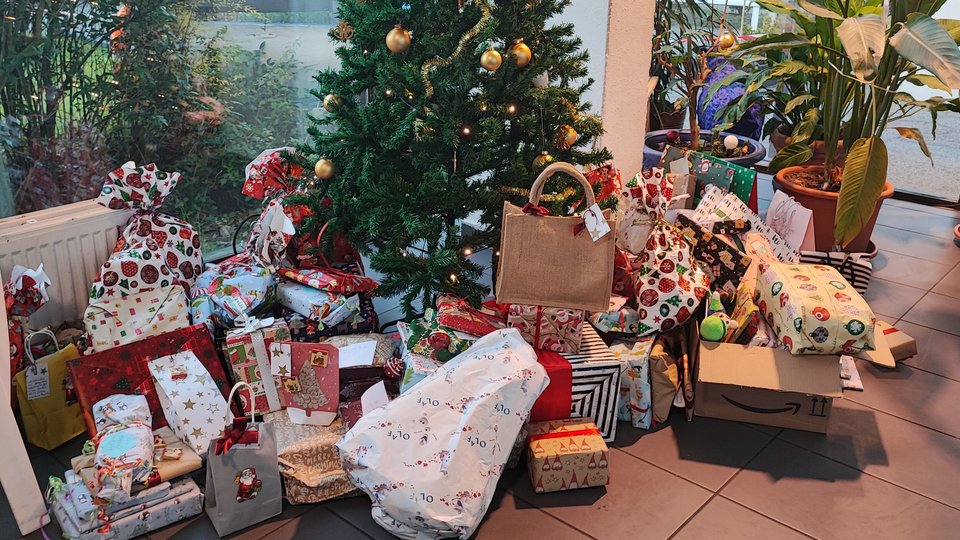 Unglaublich viele liebevoll verpackte Spenden