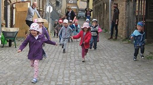 Kinder rennen in der Evangelischen Kita im Kunsthof