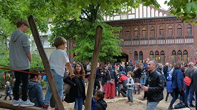 Lehrer, Schüler und Eltern feien auf Schulhof