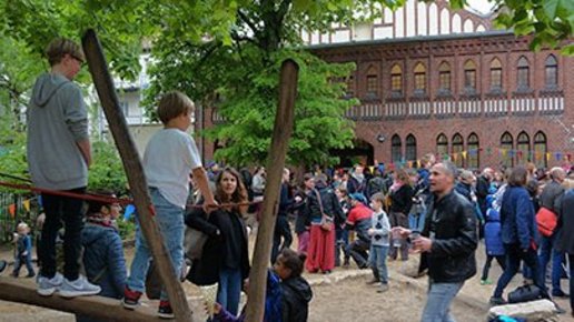 Lehrer, Schüler und Eltern feien auf Schulhof