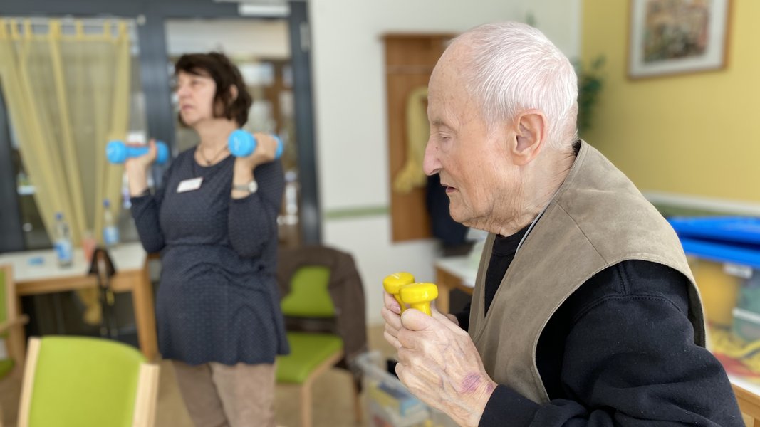 Regelmäßiges Hanteltraining stärkt die Muskulatur und kann Tätigkeiten wie Einkaufstüten tragen, Treppensteigen oder Aufstehen erleichtern.