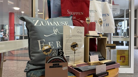 Geschenkartikel von Barbara von "Dunnari Creative" - Kissen, Schlüsselbänder, Baumwollbeutel und vieles mehr