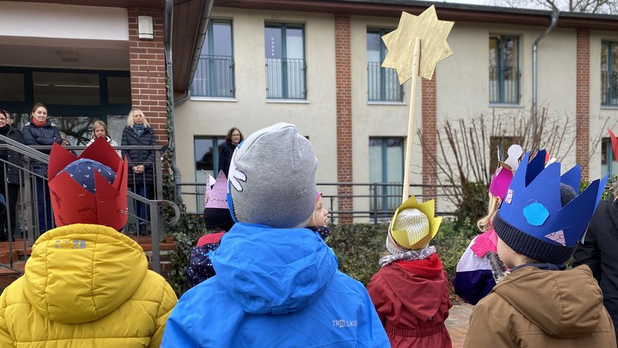 Sternsinger vor der Hoffbauerstiftung