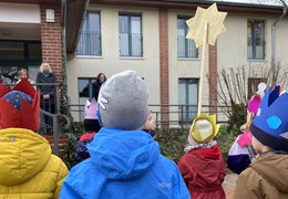 Sternsinger vor der Hoffbauerstiftung