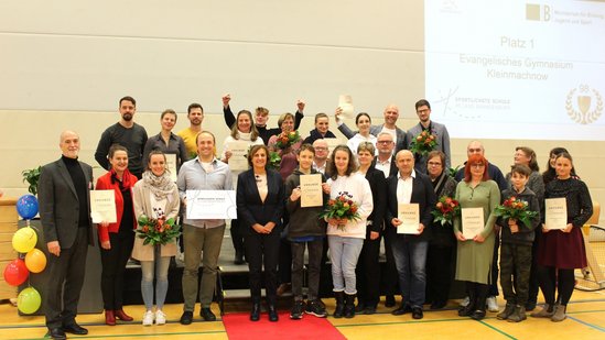 Gruppenbild mit Urkunden 