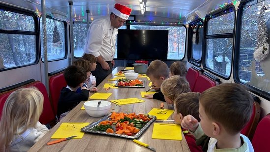 Kochen und essen im Bus