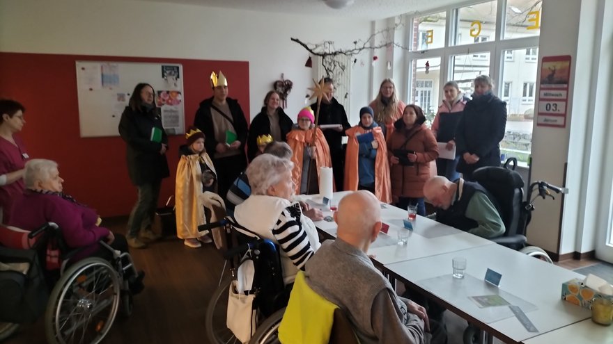 Sternsinger singen in der Geriatrischen Tagespflege Forst