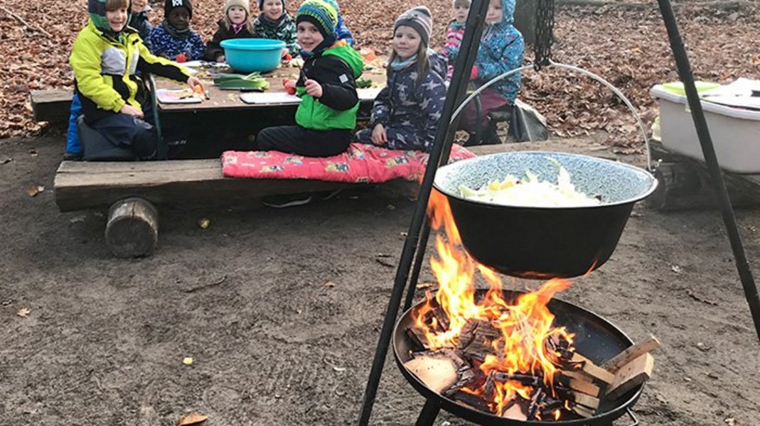 Kinder kochen im Freien