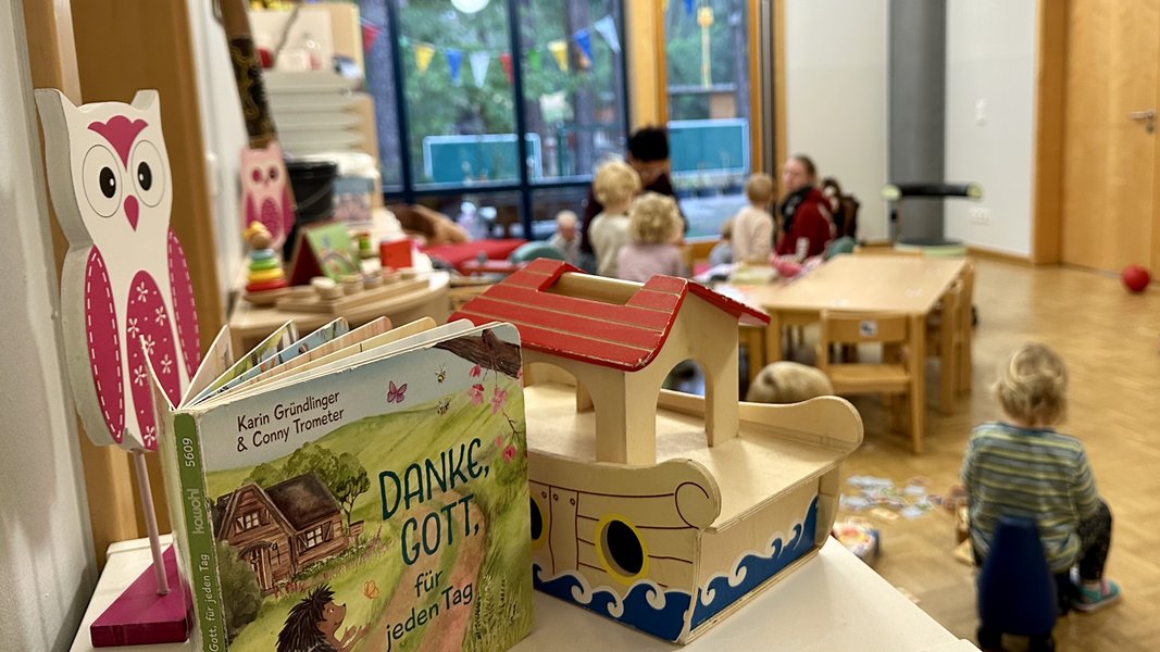 Kinder spielen im Gruppenraum