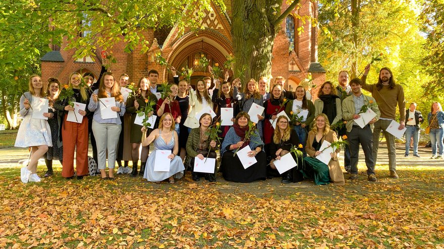 Gruppenfoto der Absolventen vor der Kirche