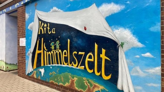 Evangelische Kita Himmelszelt - Aussenansicht bemalt Bemalte Aussenansicht der Evangelische Kita Himmelszelt