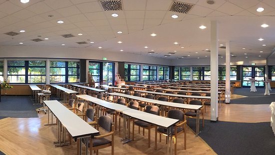 Großer Saal im Tagungshaus Innenaufnahme des großen Saals im Tagungshaus Hermannswerder