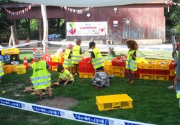 Kinder spielen mit Kisten