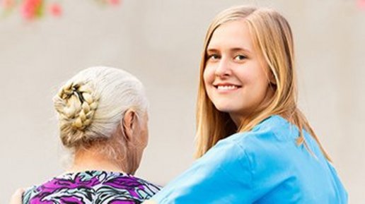 Pflegeschülerin kümmert sich um Patientin