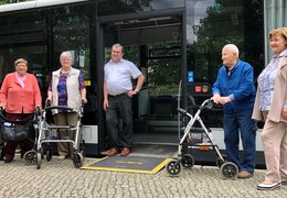 Gruppe von Teilnehmenden vor dem Bus