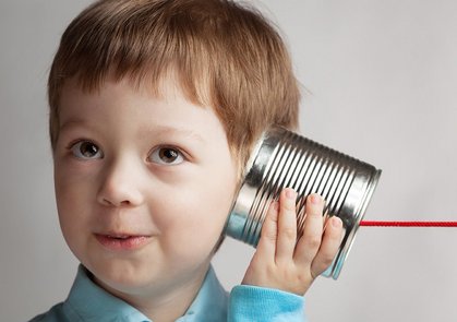 Junge am Büchsentelefon