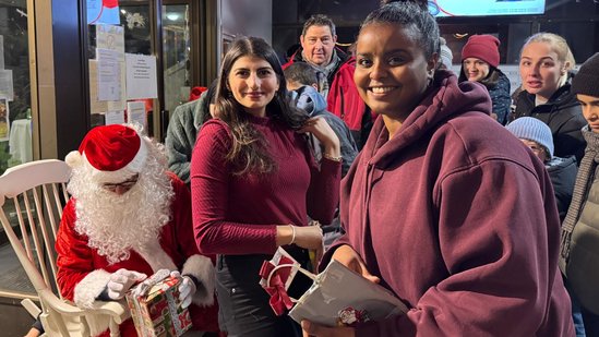 Auch die großen Kinder strahlen.