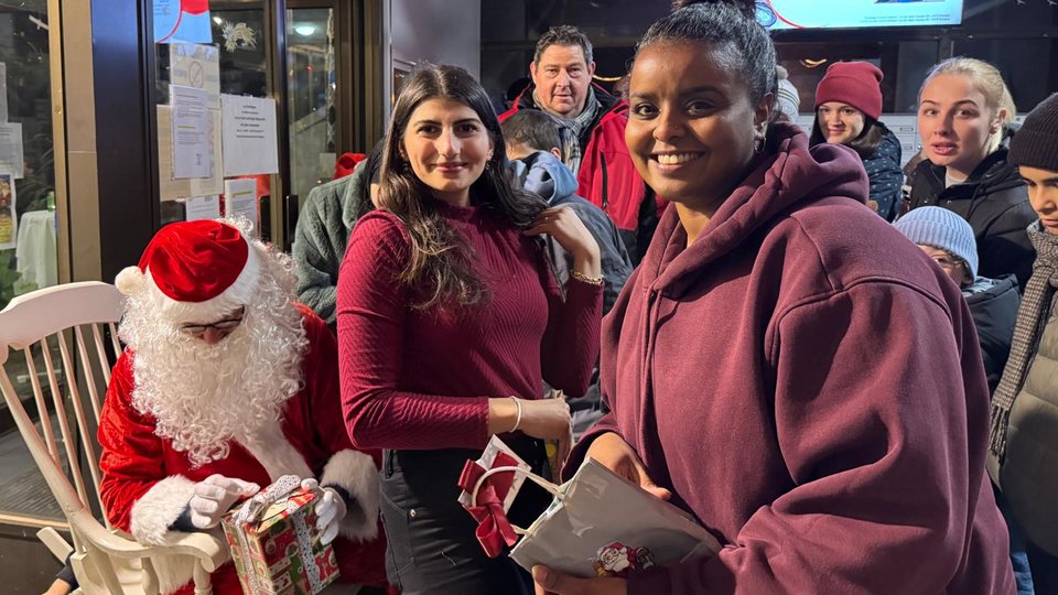 Auch die großen Kinder strahlen.